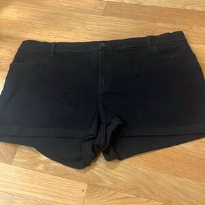 Old Navy women’s plus size black mid rise jean short size 22 .